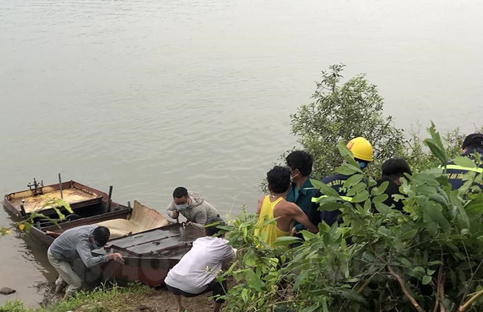 Tìm thấy thi thể người vợ trong vụ 2 vợ chồng gặp nạn trên sông Kinh Thầy